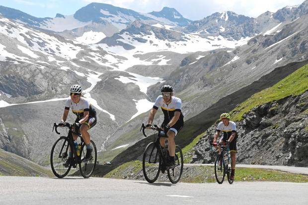 Western Telegraph: Ceri Stone et les coureurs cyclistes Le Loop - le parcours du Tour de France